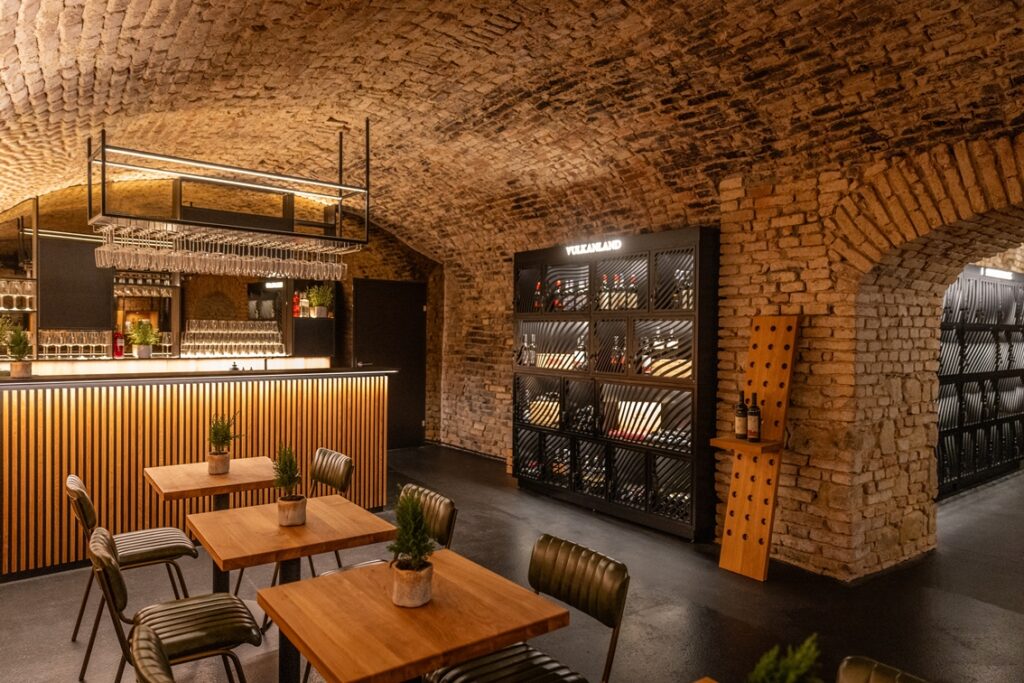 Der Wine Club ABGANG unterscheidet sich von Weinbars in Wien. Hier können Mitglieder ihre Weine lagern und genießen.