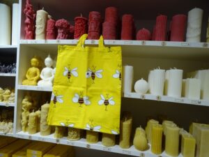 Die Stofftasche mit dem Bienenmotiv gibt es bei Wald & Wiese, Neubaugasse 26, 1070 Wien. Foto: Veronika Fischer