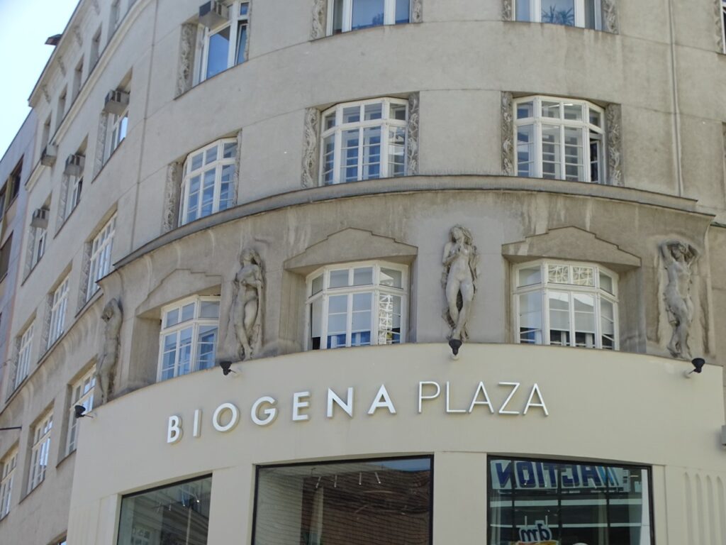 Bildhauer Josef Franz Riedl gestaltete die Frauenfiguren auf der Fassade des Eckhauses Mariahilfer Straße/Kirchengasse. Foto: © Veronika Fischer