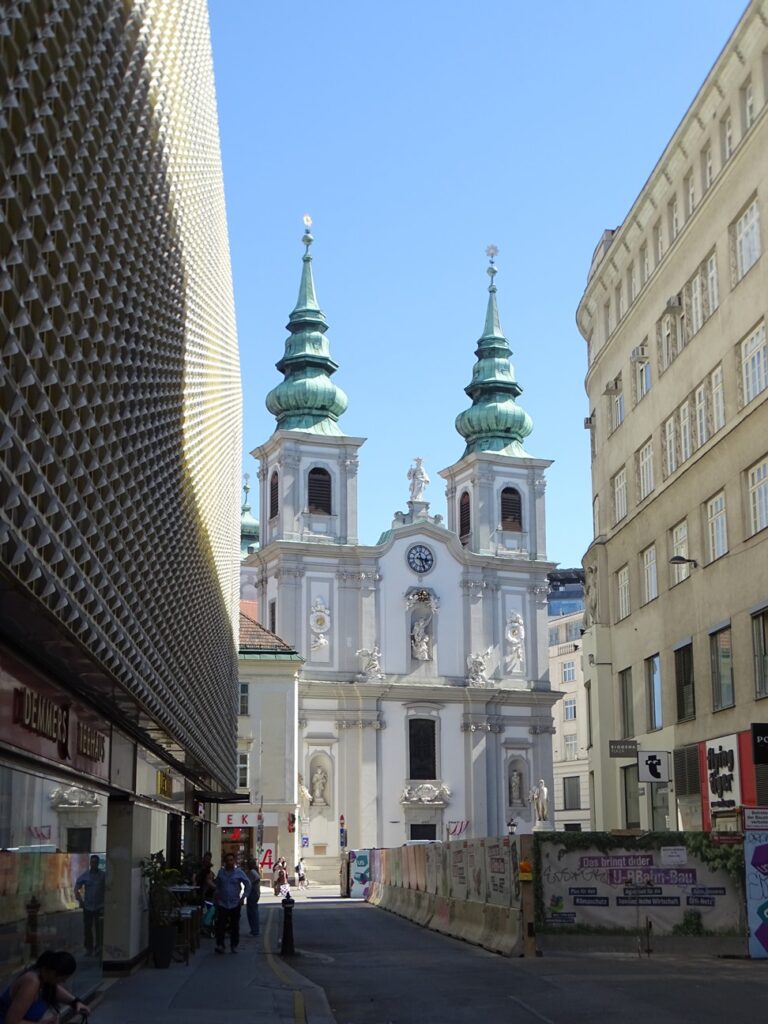 Die Mariahilfer Kirche auf der Mariahilfer Straße von der Kirchengasse im 7. Bezirk aus. Foto: © Veronika Fischer
