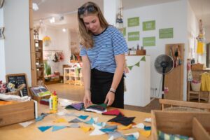 Bei Soova durfte man sich eine Upcycling-Girlande aus Stoffresten der Soova-Kollektion basteln. © Fernanda Nigro