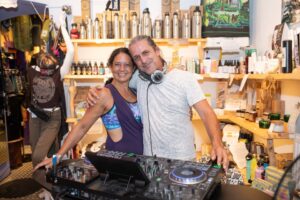 Aurinshop-Gründerin Nura Kassoume mit Special Guest. © Fernanda Nigro