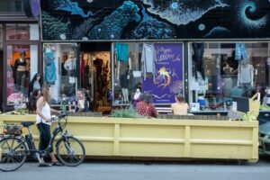 Die im7ten-Insel steht gerade vor dem Aurinshop in der Kirchengasse. © Fernanda Nigro