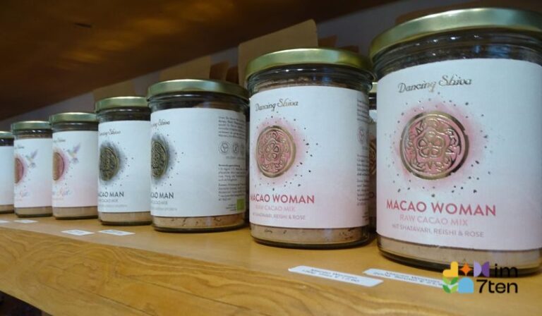 Entdecke den Macao Woman Raw Cacao Mix mit Shatavari, Reishi & Rose von Dancing Shiva in der Neubaugasse 58, 1070 Wien.