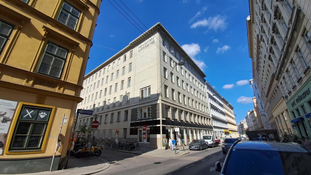 In der Döblergasse zeigt sich Otto Wagners letzte Wohnarchitektur in einer klaren, funktionalen Formensprache, die bis heute seine Handschrift trägt. © Verena Lukanz