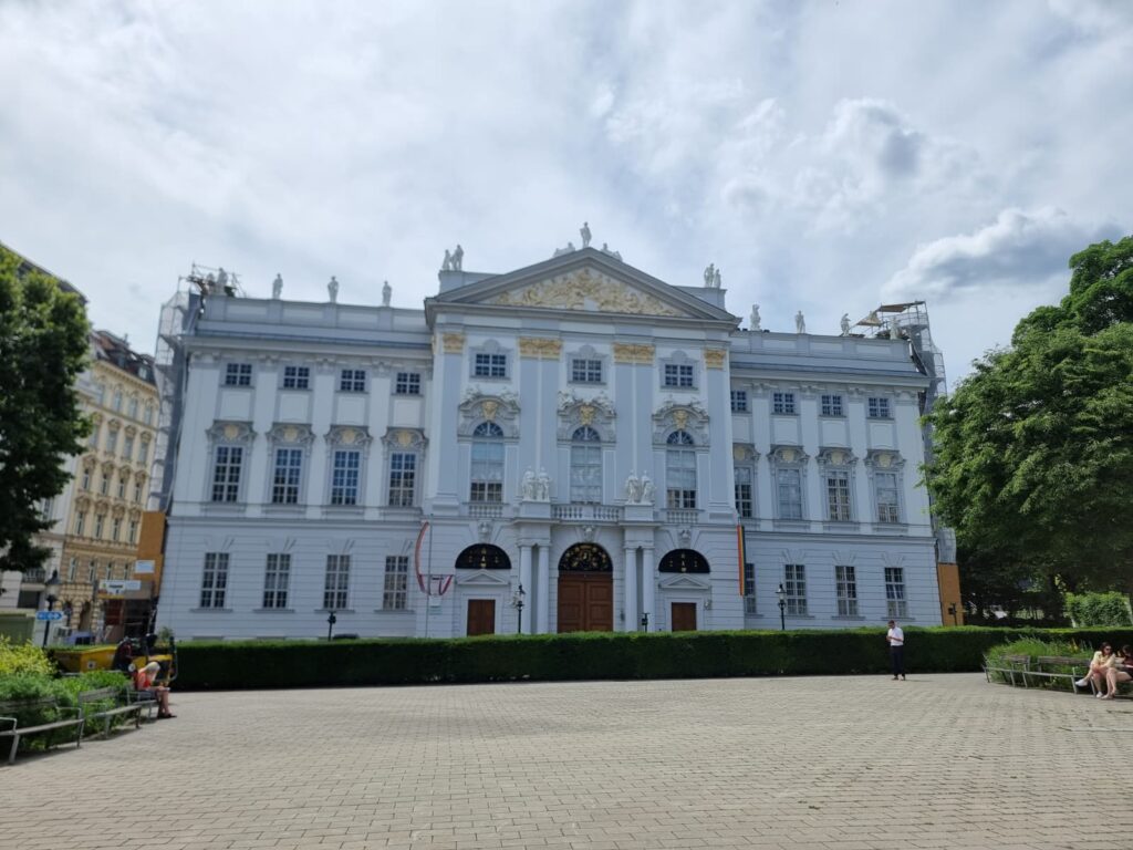Das Palais Trautson ist eines der beeindruckendsten Barockpalais Wiens und bildet einen faszinierenden Kontrast zur modernen Umgebung. © Verena Lukanz
