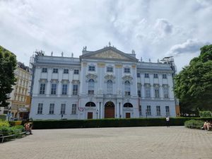 Das Palais Trautson ist eines der beeindruckendsten Barockpalais Wiens und bildet einen faszinierenden Kontrast zur modernen Umgebung. © Verena Lukanz