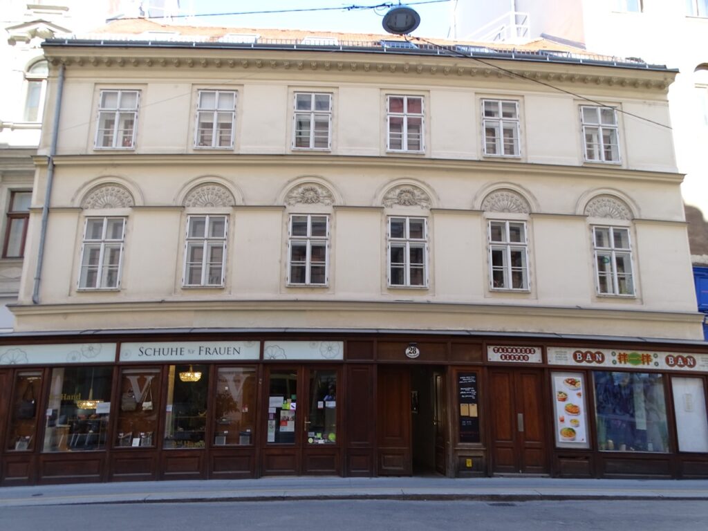 Lünettenreliefs auf dem Biedermeierhaus in der Kirchengasse. Foto: © Veronika Fischer