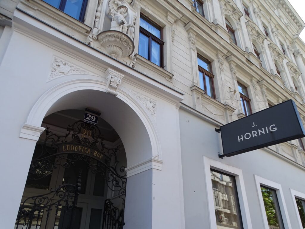 Die J. Hornig Kaffeebar ist in der Siebensterngasse 29 Ecke Kirchengasse zuhause und befindet sich im  Ludovica-Hof. Foto: © Veronika Fischer