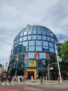 Mit seiner markanten Rundform prägt das Stafa seit 1910 die Ecke Kaiserstraße/Mariahilfer Straße. © Verena Lukanz