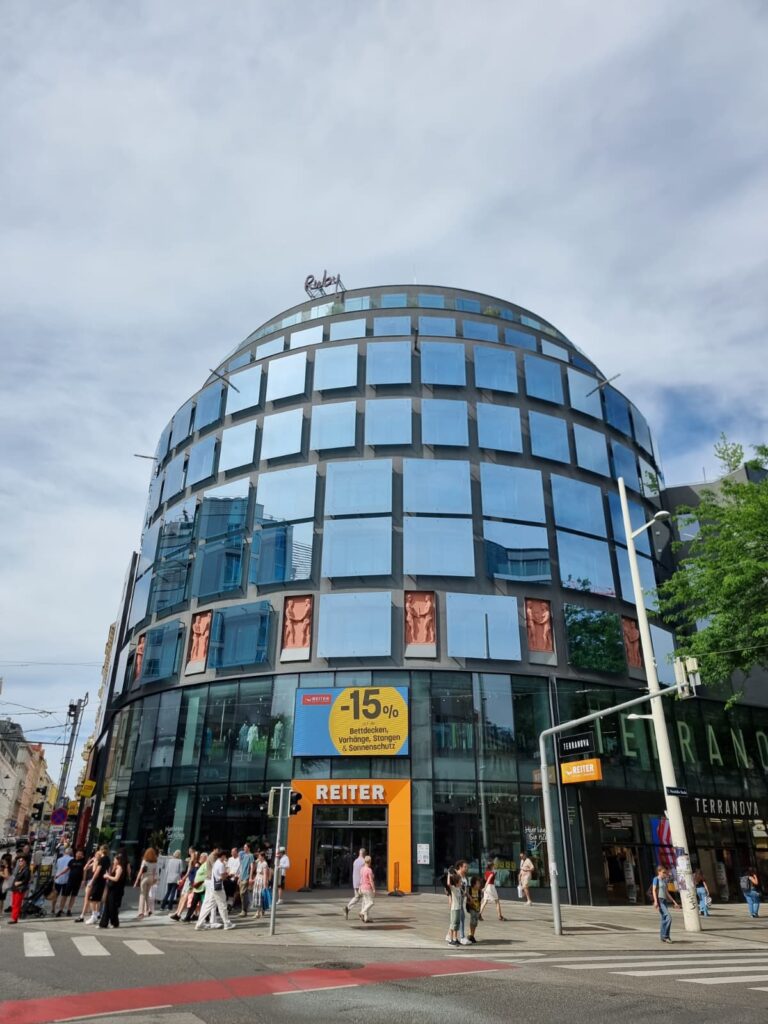 Mit seiner markanten Rundform prägt das Stafa seit 1910 die Ecke Kaiserstraße / Mariahilfer Straße. © Verena Lukanz
