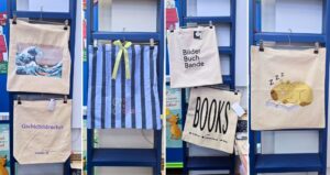 In der Buchhandlung KRAL, Neubaugasse 27-29, 1070 Wien, gibt es eine erlesene Stoffsackerl-Auswahl. Foto: Veronika Fischer
