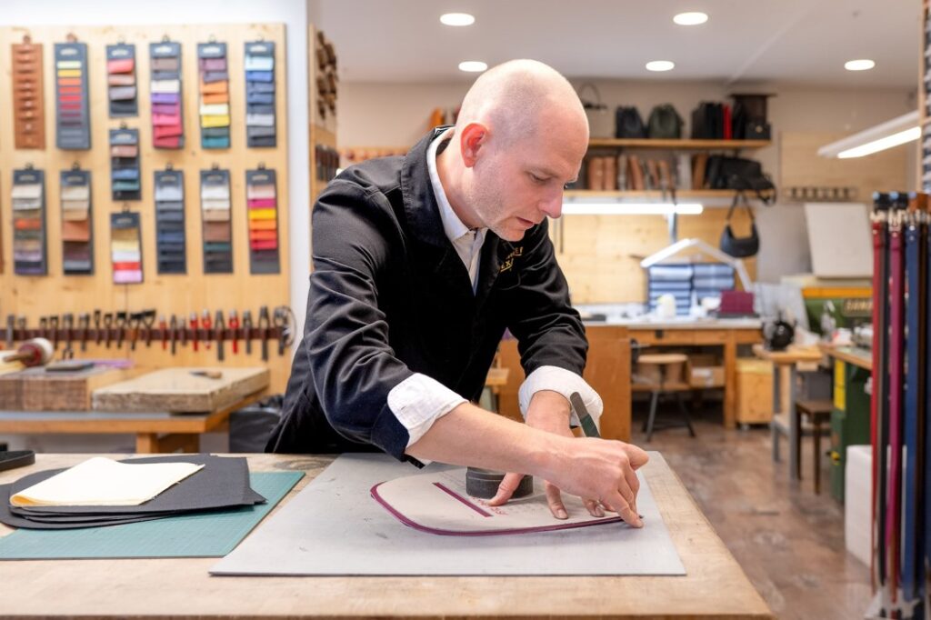 Taschner Alexander Rippka bei der Arbeit in der Werkstatt samt Atelier. Foto: © Michaela Krauss-Boneau