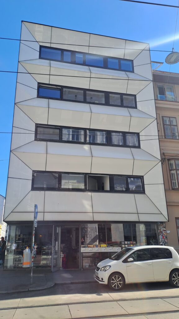 Wie eine gefaltete Skulptur setzt sich das Wohnprojekt an der Westbahnstraße 13 markant von der umliegenden Gründerzeitarchitektur ab.© Verena Lukanz