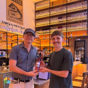 Stefan Obkircher bei der Übergabe des Gewinnes von Binter Store/Bar