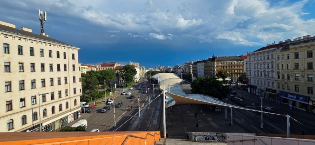 Von den Stiegen zur Hauptbücherei Wien, am Urban-Loritz-Platz 2a, hat man einen tollen Ausblick über den Gürtel. Foto: © Veronika Fischer