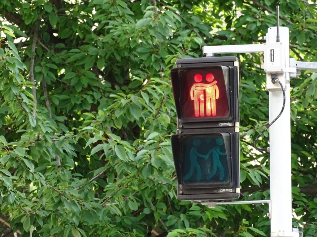 Bei Rot bleibt man stehen, bei Grün darf man gehen – das Ampelpärchen zeigt es vor. Foto: © Veronika Fischer