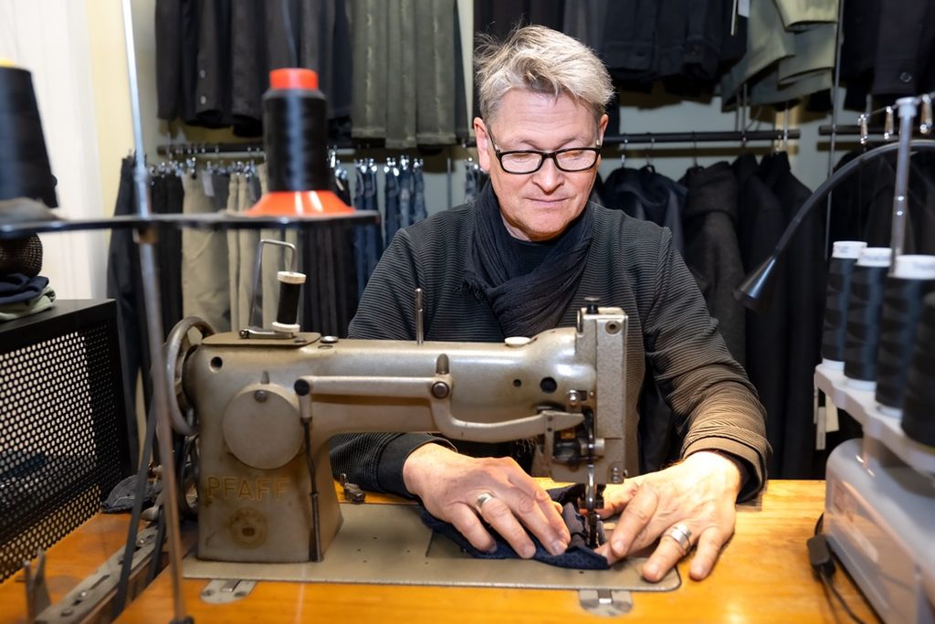 Manfred Lindner fertigt die hauseigene DC Line direkt im Disaster Clothing Store. Foto: © Michaela Krauss-Boneau